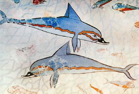 Detalle de dos de los delfines que forman parte del panel marino que decora el megarón.